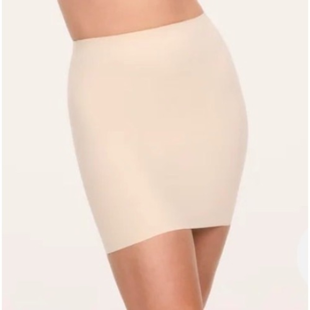 Spanx Power Conceal-Her Mid-Thigh Shaping Short Beige Nude Size Medium RN112121
